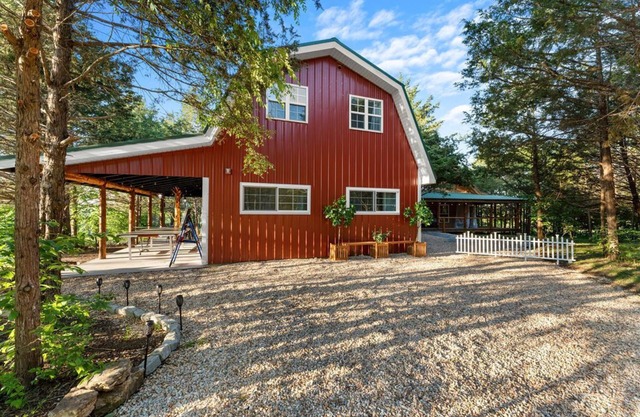 Rustic Barn | Sleeps 12 | Outdoor Games | Fire Pit | Breathtaking Views - Cozy Nightlife