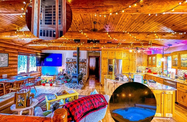 Rustic Charm: Pewaukee Lake Cabin, Sauna & Hot Tub