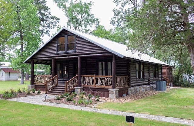 Rustic Charm with Modern Amenities, Two Creeks Crossing Resort