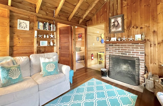Rustic Chic Cottage in Ocean Point! Water Views, Fireplace and Great Linens!