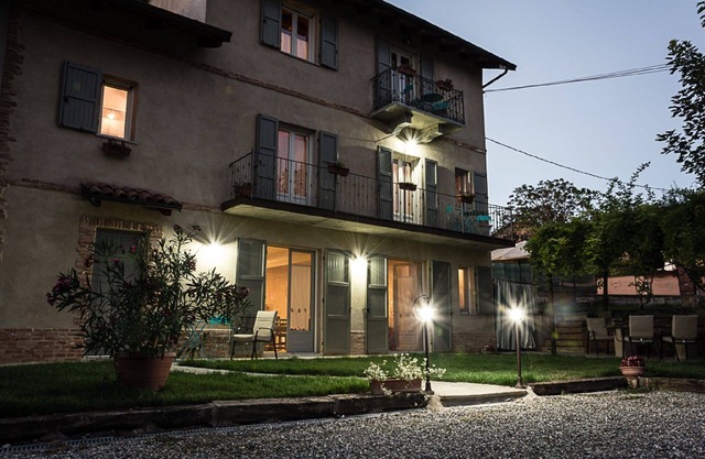 Rustic cottage with jacuzzi and swimming pool, in the green Monferrato of Asti