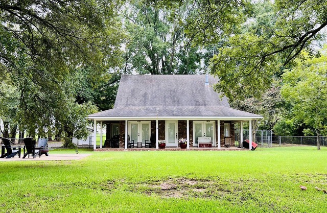 Rustic cottage on Cane River. Perfect place to relax, fish, and enjoy the water