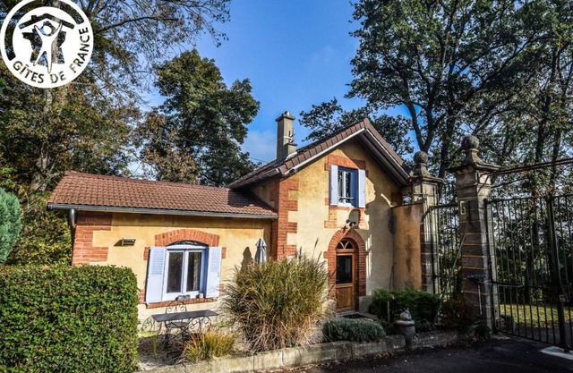 Rustic cottage with fireplace in Montbrison