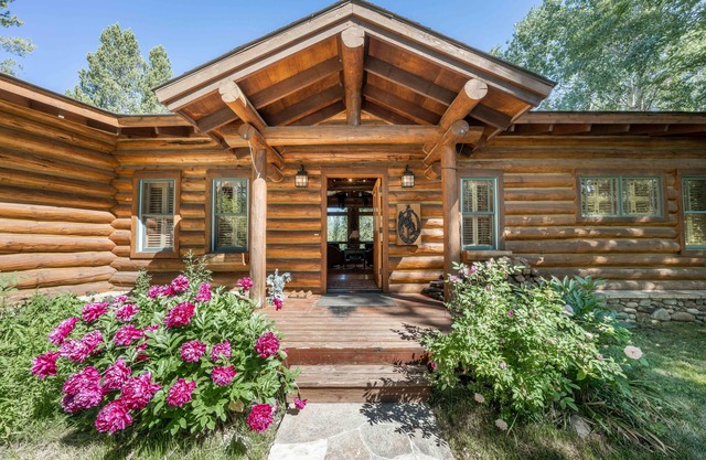 Rustic Elegance, Quiet, 20 min from Town or Teton Village. Sleeps 9.