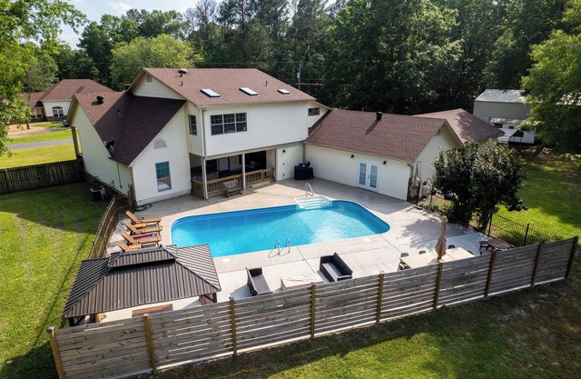 Rustic Farmhouse - Hot Tub - Bar - Fire pit