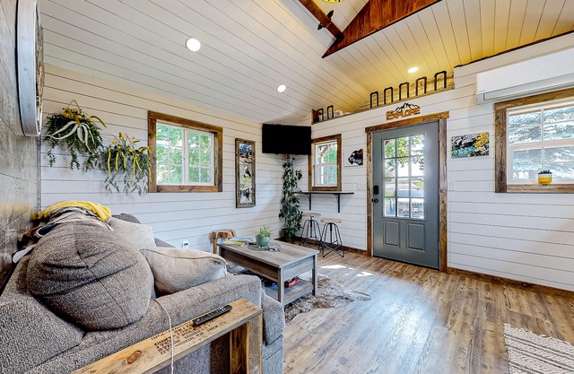 Rustic getaway with fireplace, patio area, board games, full kitchen, & TV