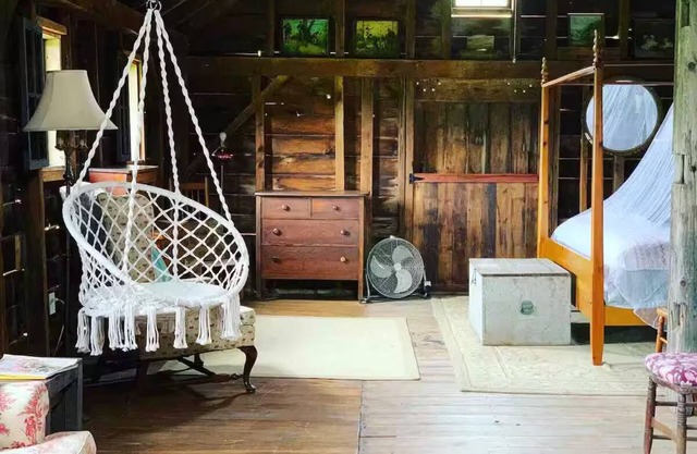 Rustic Glamping Cabin by creek in Hudson Valley