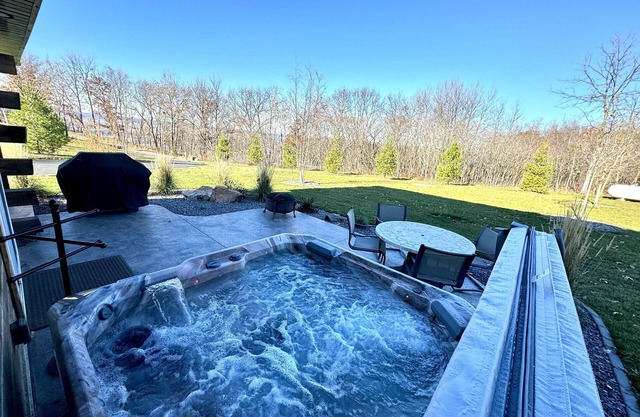 Rustic Hideaway Sleeps 4 HOT TUB