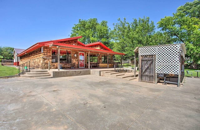 Rustic Home w/Patio, 1 Mi to Sunset Beach!