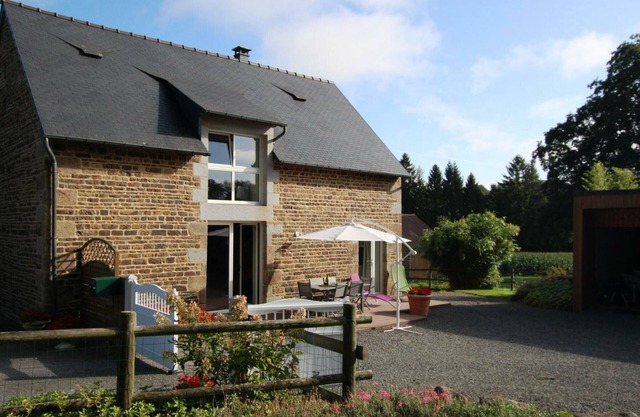 Rustic house for 6 in Le Grand-Celland, pets allowed