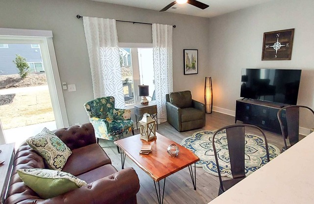 Rustic Industrial Home, Pet Friendly, Sleeps 8, 44