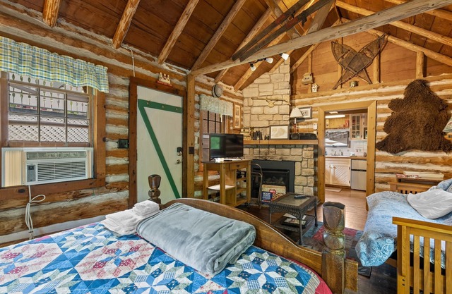 Rustic Log Cabin! Romantic, Cozy, Quiet!
