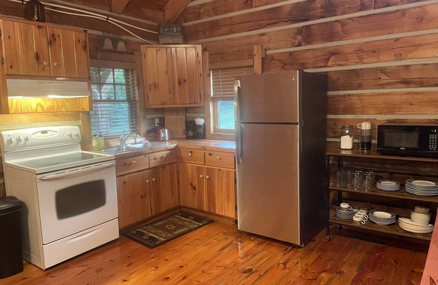 Rustic log cabin in beautiful Granite Falls