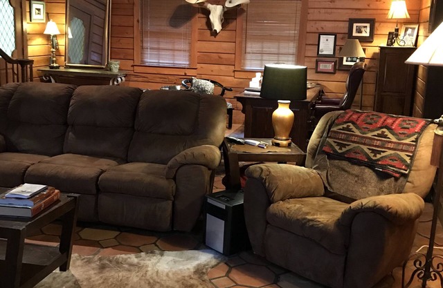 Rustic log cabin with 5 beds in a private setting, minutes Grenada Lake & town.