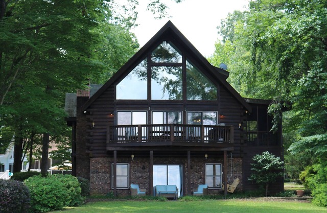 Rustic Log Cabin with amazing view of Lake Gaston!