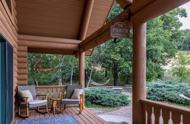 Rustic Luxury Getaway with On-Site Restaurant and Pool, Near Three Bears Resort