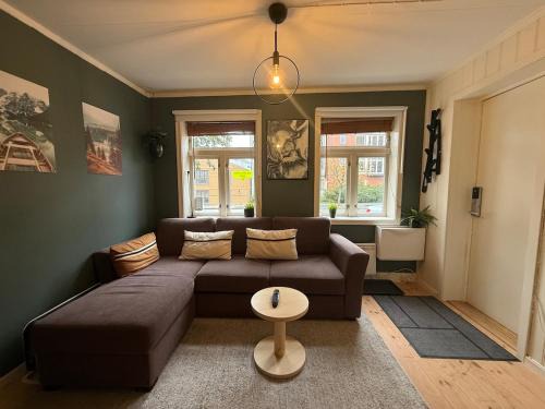 Rustic Retreat Apartment, Central & free parking !