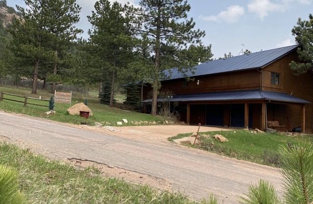 Rustic retreat -So much fun - log playground, hot tub, concrete game court