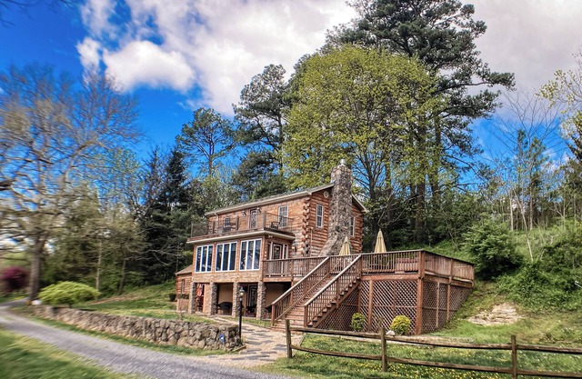 Rustic River Riverfront Cabin - Massanutten 5 min - hot tub/firepit will sleep10