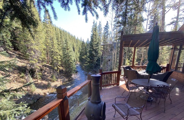 Rustic Riverfront Home 4 miles from Breckenridge