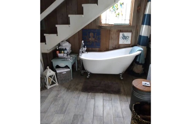 Rustic Romantic Cottage on the river with hot tub