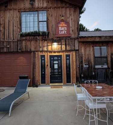 Rustic Rooms Barn Loft (Upstairs Studio Apartment) Near Kings Canyon & Sequoia National Parks