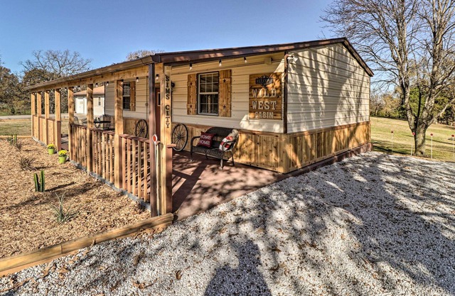 Rustic ‘Sims City’ Studio Cabin w/ Home Theater!