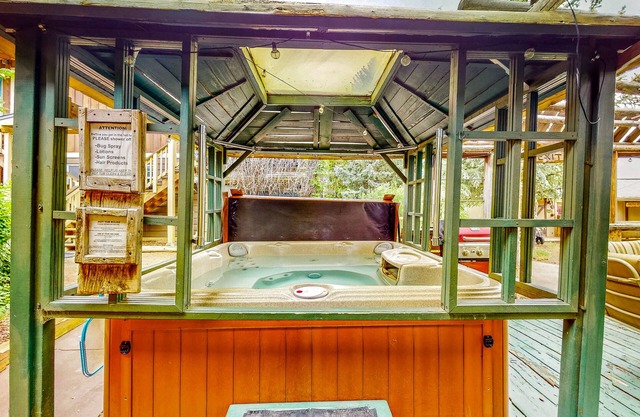 Rustic suite cabin, mountain view, hot tub access
