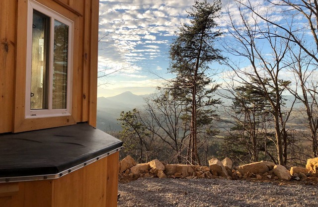 Rustic Tiny cabin Experience,Great Mtn. Location and views with private Hot Tub