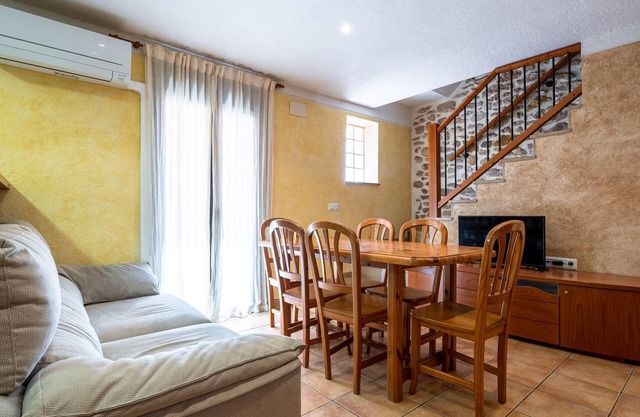 Rustic town house well located 10min beach