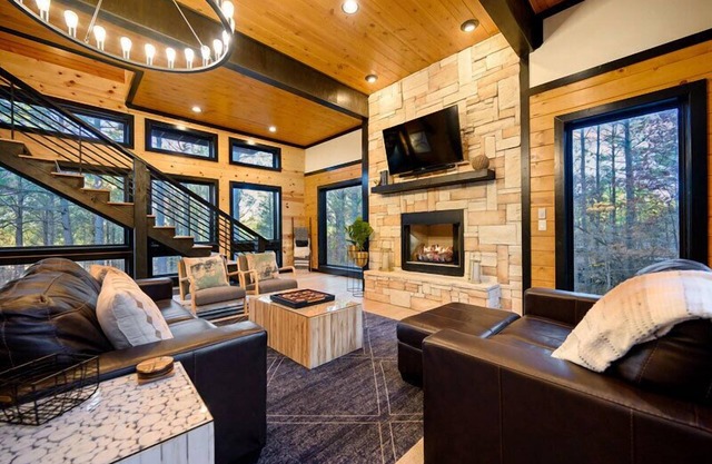 "Rustic Treehouse" Beautiful Views, Balcony, Hot Tub!