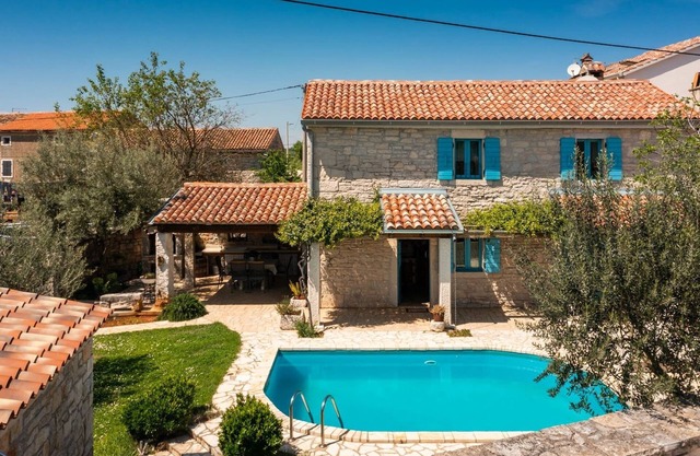 Rustic villa Janko with pool in Sv. Lovrec