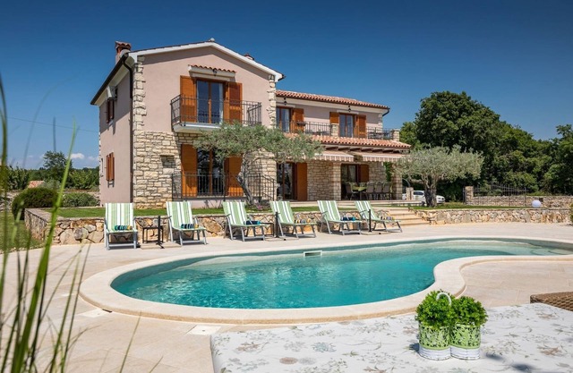 Rustic villa Marijanin Vrt with pool in Tinjan