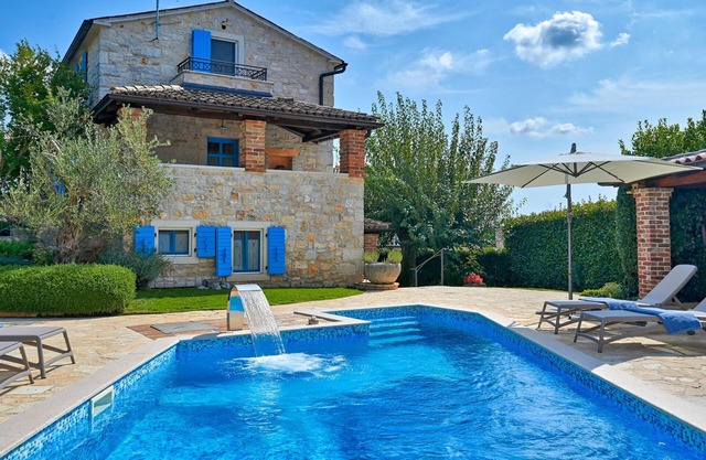 Rustic Villa Simone with outdoor pool in Porec