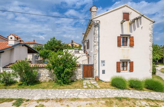 Rustic villa with private pool and garden, only 2 km from the sea