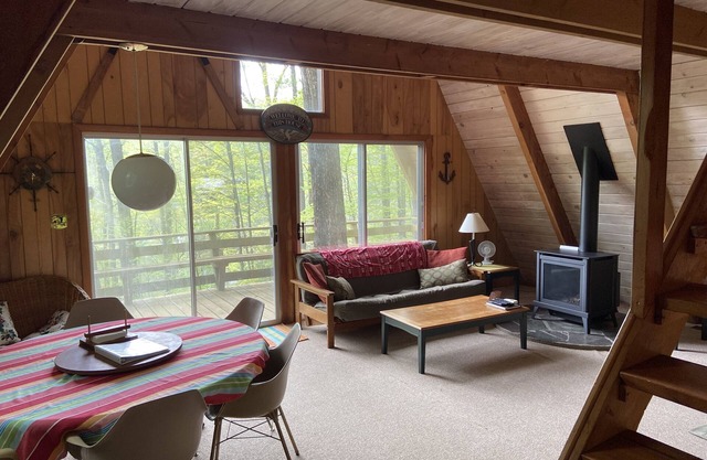Rustic Waterfront Retreat With Private Dock, 2 kayaks & canoe. Air conditioner!