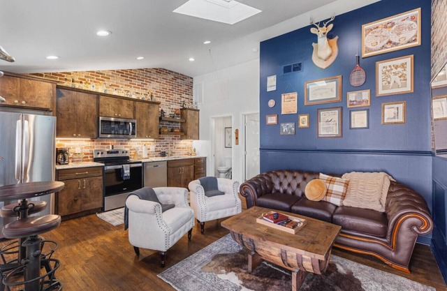 Rustic + Western - Walk to Bars, Coffee & Restaurants