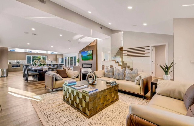 SA10-Spacious Vacation Home in the Heart of OC