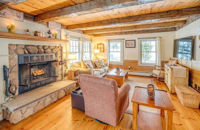 Saco Access Farmhouse-Dog friendly-Fireplaces
