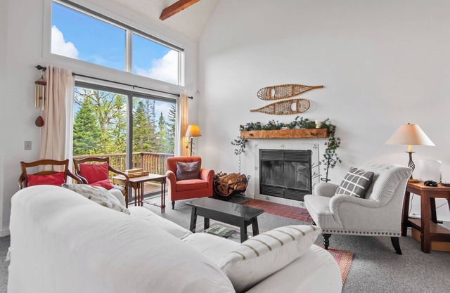 Saddleback - Rock Pond Condo 43 - ski in/out, pet friendly!