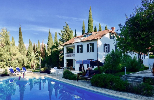 Safe Family Villa. Sea Views, Walled Garden, Pool Jacuzzi, Badminton TableTennis