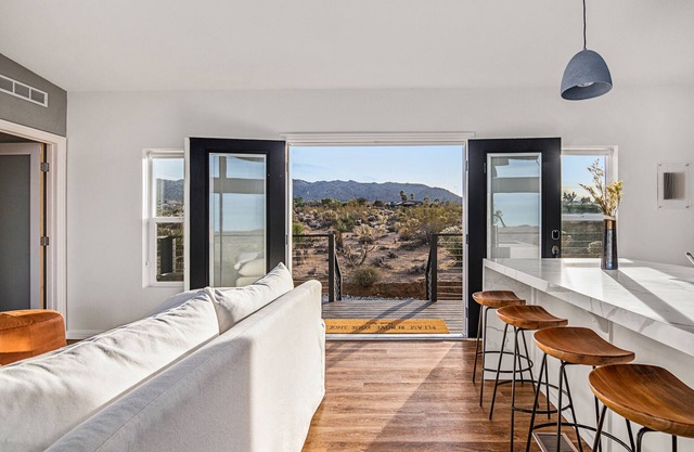 🌵 Sagebrush Bungalow - Modern Retreat w/Hot Tub, Fire Pit and BBQ! 🌵