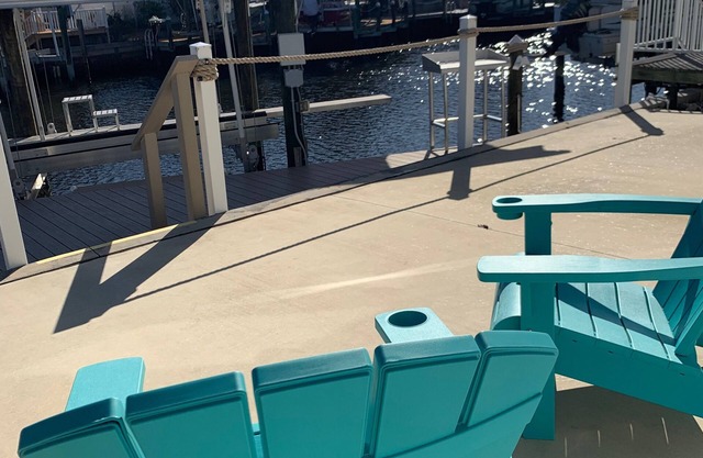 Saint James hidden gem. 3/2 canal front home with 3 kayaks.