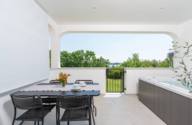 Saladinka with Whirlpool