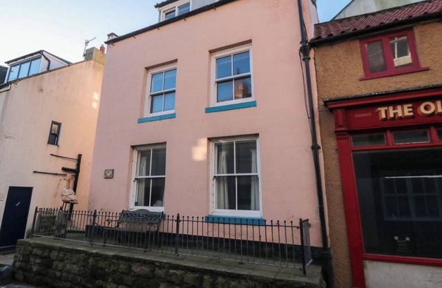 SALMON COTTAGE, pet friendly, character holiday cottage in Staithes