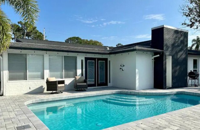 Salt Life Villa - 3 bedroom 2 bathroom with heated POOL near beaches