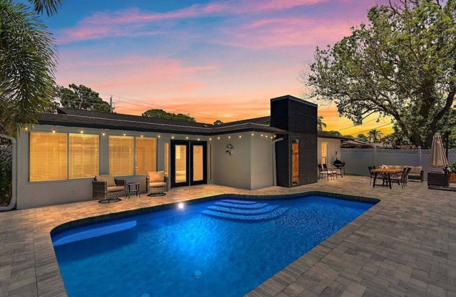 Salt Life Villa with heated pool & outdoor dining