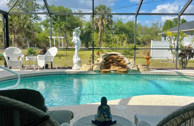 Saltwater pool, jacuzzi, close to stunning beaches, fishing, kayaking and golf!
