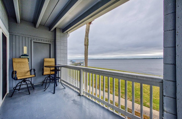 Salty Breezes, Panacea.Bay Front, Wrap Around Balcony, Pool, NO BOATS