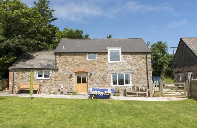 SALTY COTTAGE, pet friendly, with open fire in Morwenstow